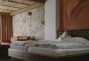 In den Hotelzimmern des Krallerhofs können Urlaubsgäste Gemälde und Wandmalereien bestaunen.